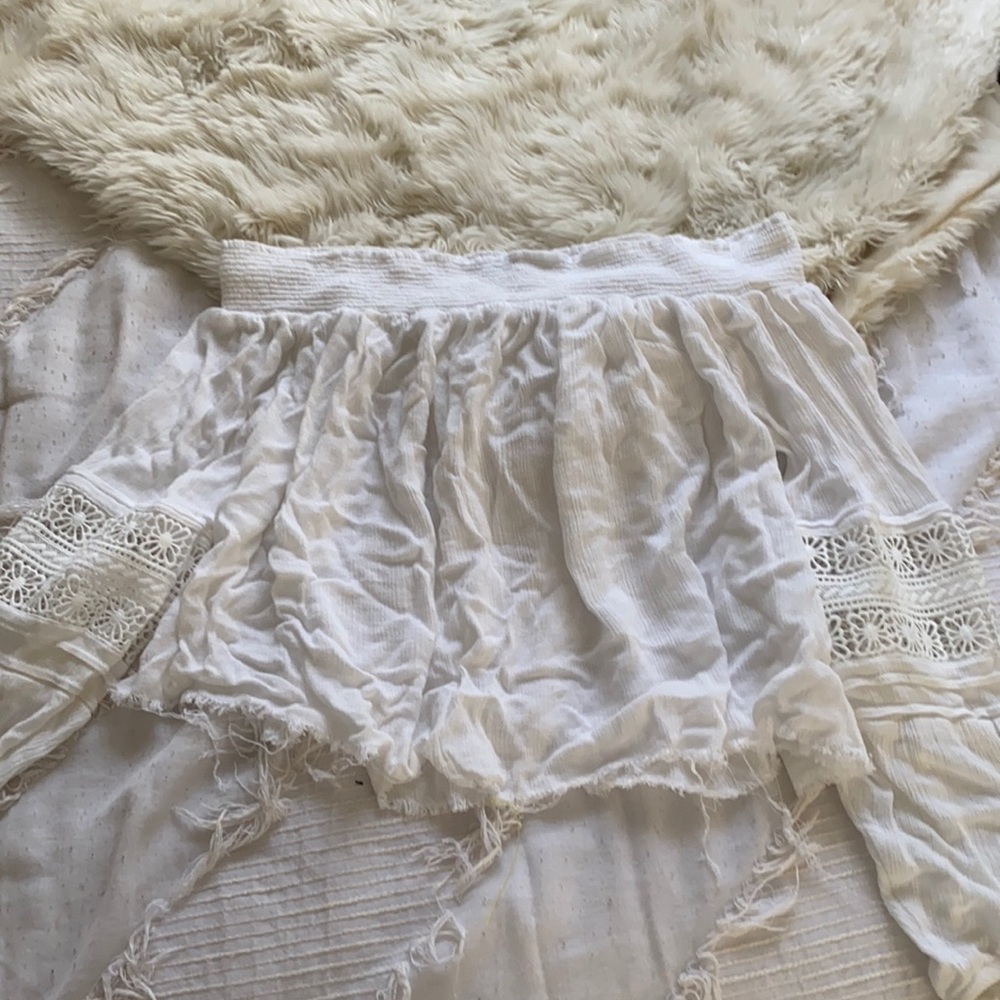 Lac detailing white off the shoulder long sleeve top.
